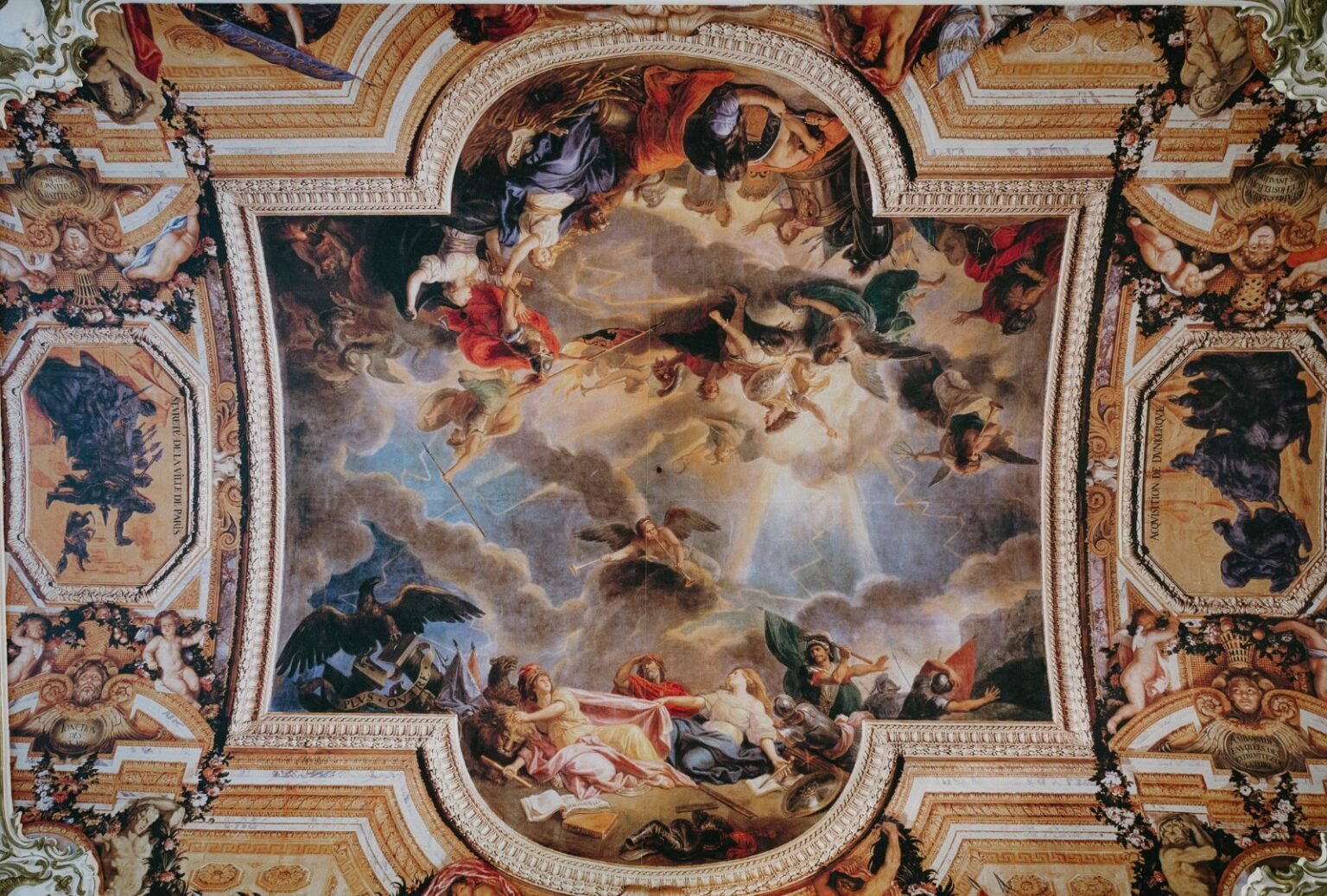 A close-up of the ornate chandelier and detailed ceiling design at Chateau de Garde, exemplifying the venue’s elegance.