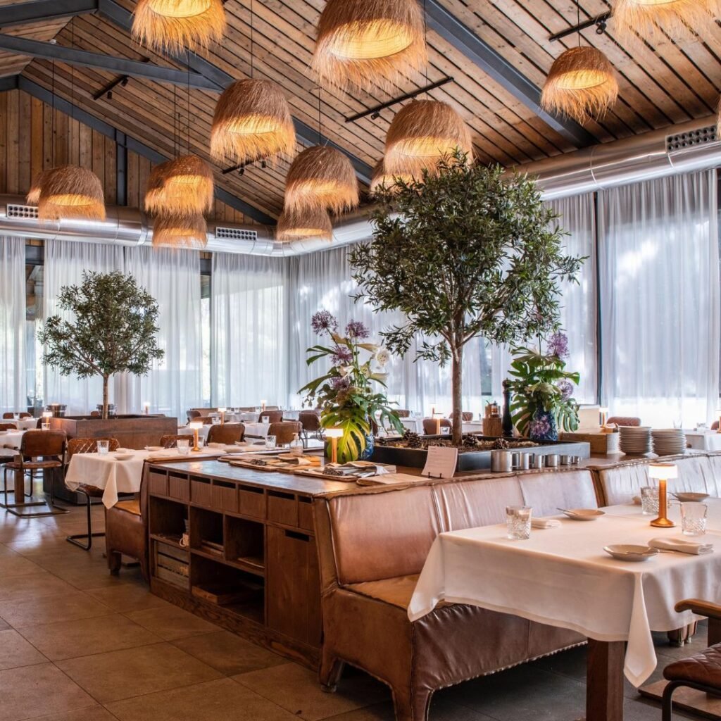 Exquisite table setting for a gourmet dining experience at Sublime Comporta's restaurant.