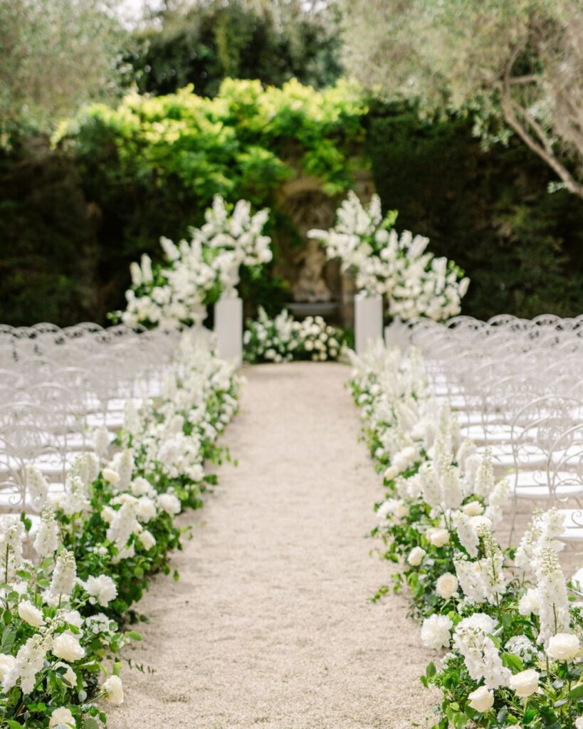 Elegant wedding aisle at Bastide du Roy, lined with lush floral arrangements for a dreamy outdoor ceremony.