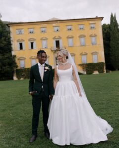 A romantic couple’s portrait in front of Villa Lungomonte, with the historic villa serving as a timeless backdrop.