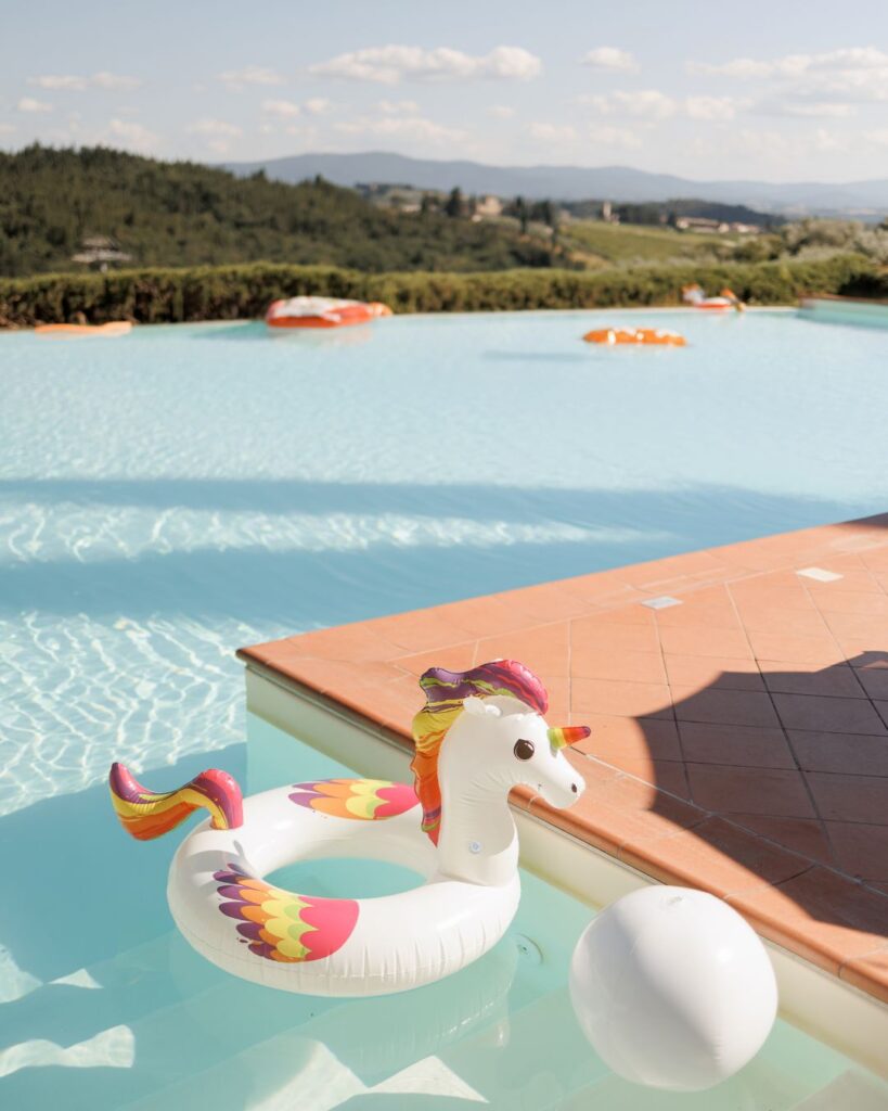 A serene poolside lounge area at Quercia al Poggio, perfect for relaxing under the Italian sun.