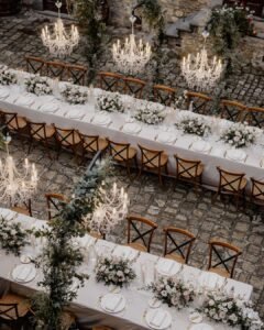 A beautifully styled long-table reception set against the vineyard backdrop of Quercia al Poggio.