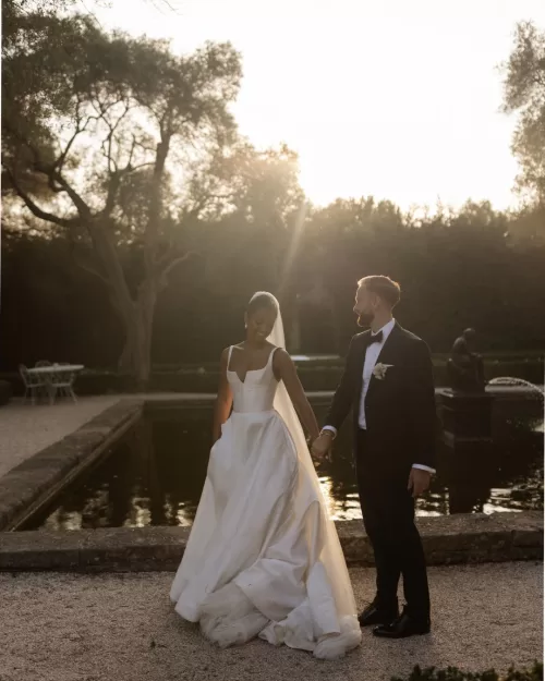 Golden hour embrace at Bastide du Roy, with the couple bathed in warm sunlight against the estate’s backdrop.