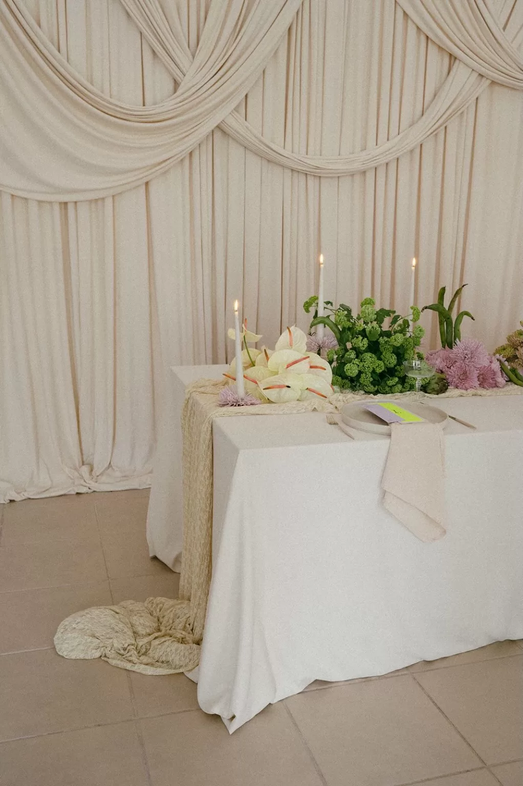 Head table with lush floral styling and romantic atmosphere at Casa Sacoto.