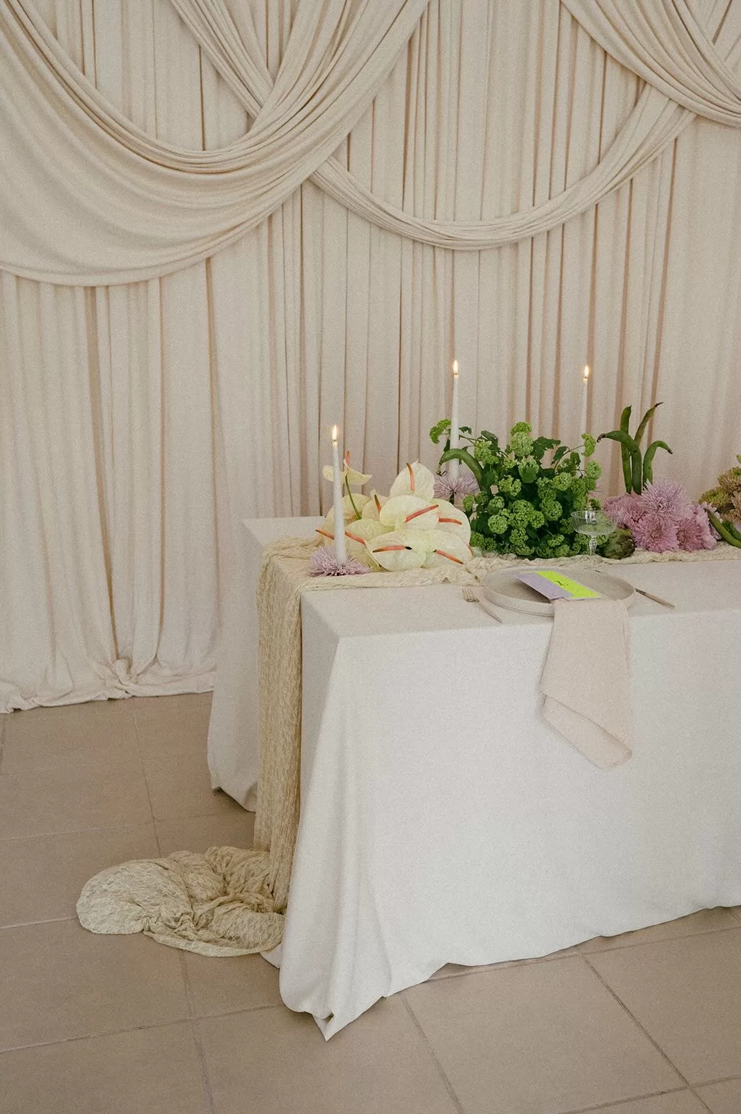 Head table with lush floral styling and romantic atmosphere at Casa Sacoto.