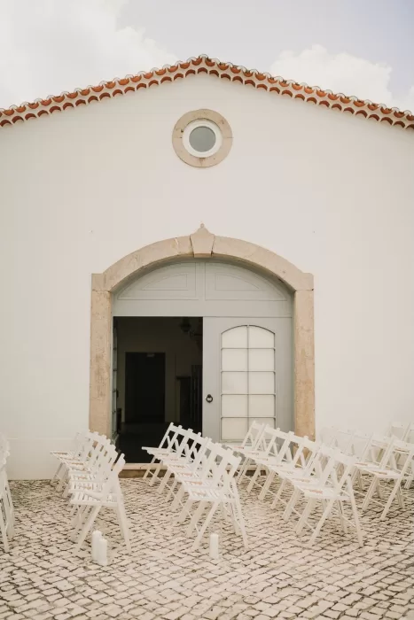 Ceremony in Casa Sacoto’s courtyard surrounded by greenery