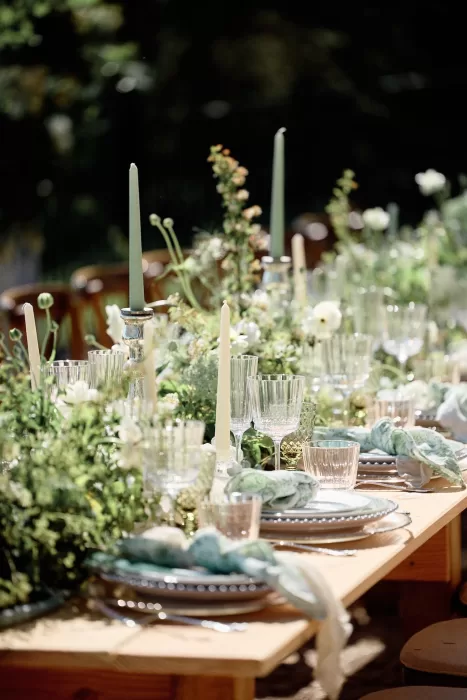 Elegant place setting with velvet runner and crystal glassware at Château de Sanse reception.
