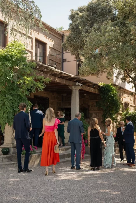 Wedding guests arrive through the shaded entrance of Cigarral de las Mercedes.