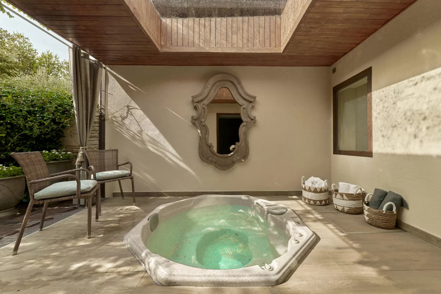 Tranquil courtyard at Cigarral de las Mercedes with round jacuzzi and decorative mirror