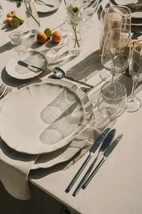 Elegant place setting with neutral tones at Casa Sacoto reception