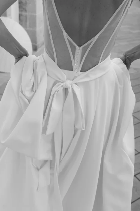 Close-up of the bride’s gown from behind, featuring delicate buttons and an oversized bow at Masseria San Giovanni.
