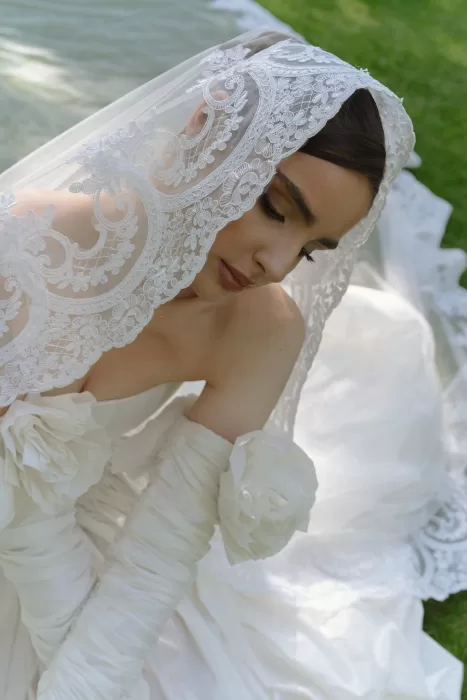 Detail of bride’s embroidered veil and ruched gown sleeves at Treelove Parkas.