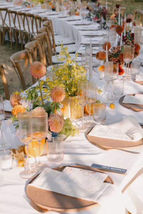 Close-up of citrus fruits and dahlias in a yellow-toned floral tablescape at Masia Cabellut