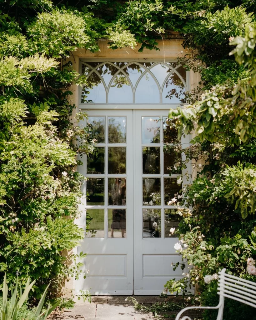 euridge-manor-ivy-covered-building-laura-jayn