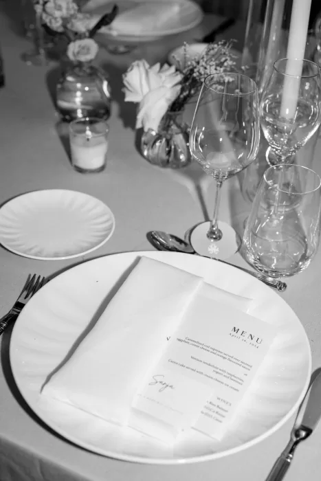 Elegant dinnerware and floral arrangements styled for an outdoor wedding at Cigarral de la Mercedes.