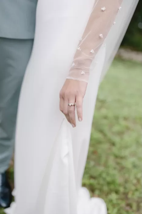 Close-up of bride’s hand with pearl-detailed glove and wedding ring at Winery Hans Igler.