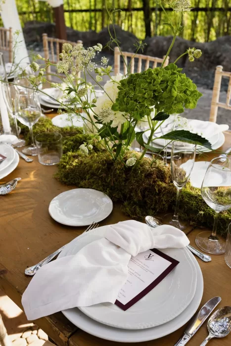 Elegant wedding table setting with greenery and white florals at La Finka 4.1.