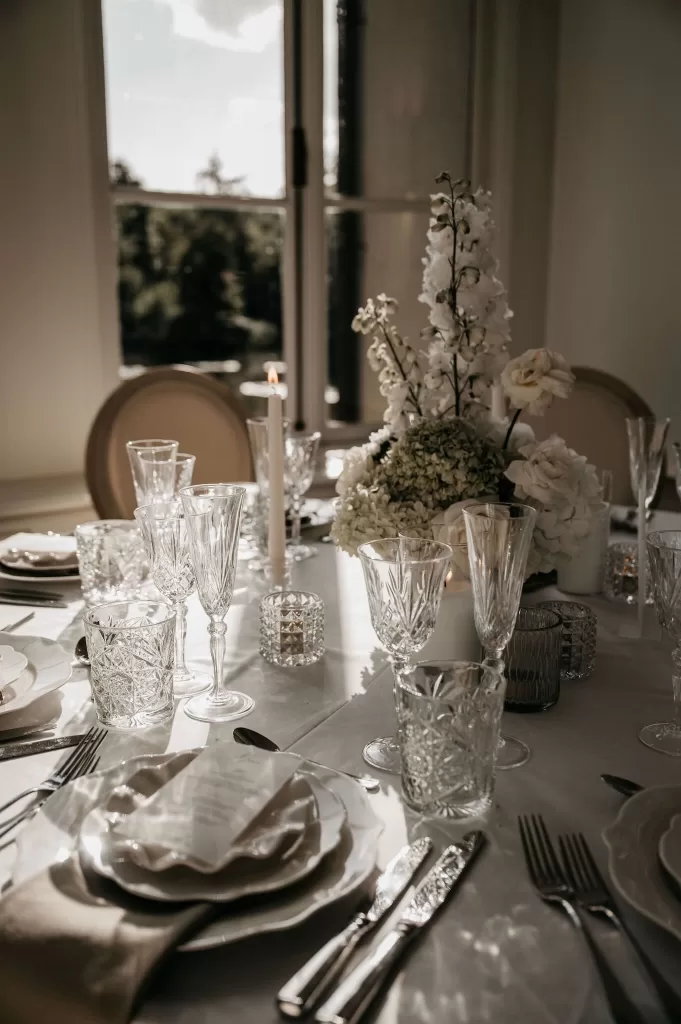 Elegant wedding table setting with crystal glassware and white florals at Parc Broekhuizen.