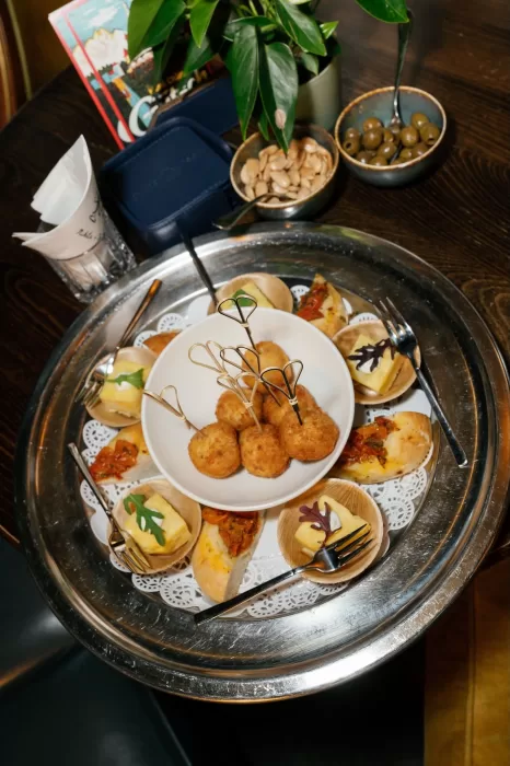 A silver tray filled with elegant appetisers and small bites served at Hotel Château Gütsch.