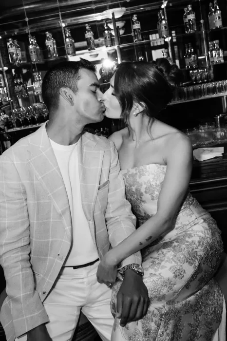 Romantic black and white photo of a couple sharing a kiss in the bar at Hotel Château Gütsch.