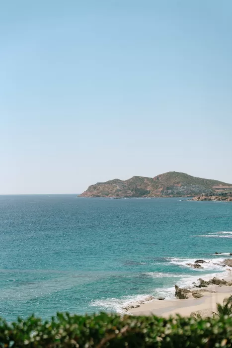 Panoramic ocean view near Baja Luna with turquoise water, sandy beach and coastal cliffs.