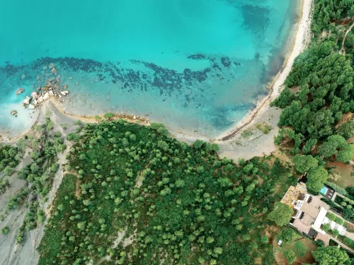Aerial view of the turquoise coastline and secluded setting surrounding Domaine de Canaille.