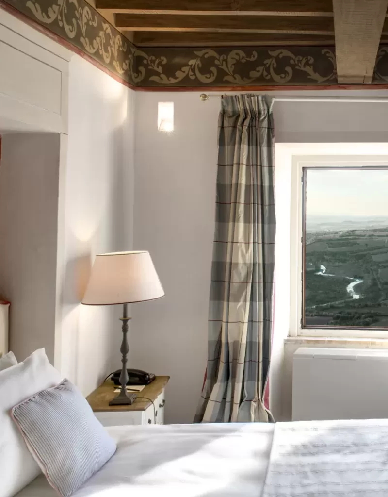 castello-di-velona-bedroom-window