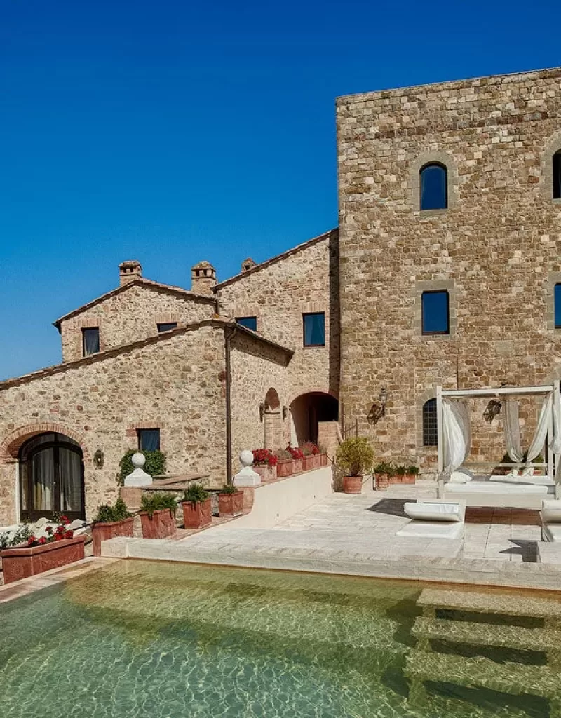 castello-di-velona-pool-courtyard
