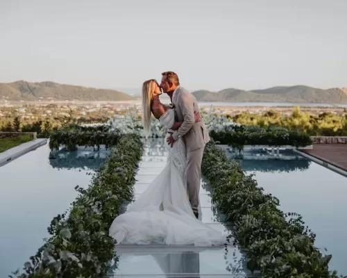 ibiza-wedding-couple-kiss