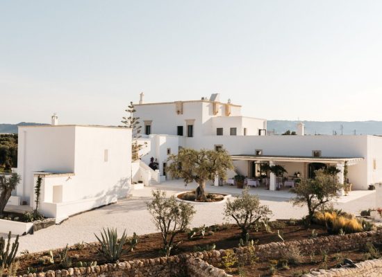 Vintage wedding decor at Masseria Calderisi.